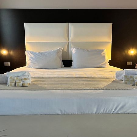 Eh Suites Rome Airport Euro House Hotels Фьюмичино Экстерьер фото
