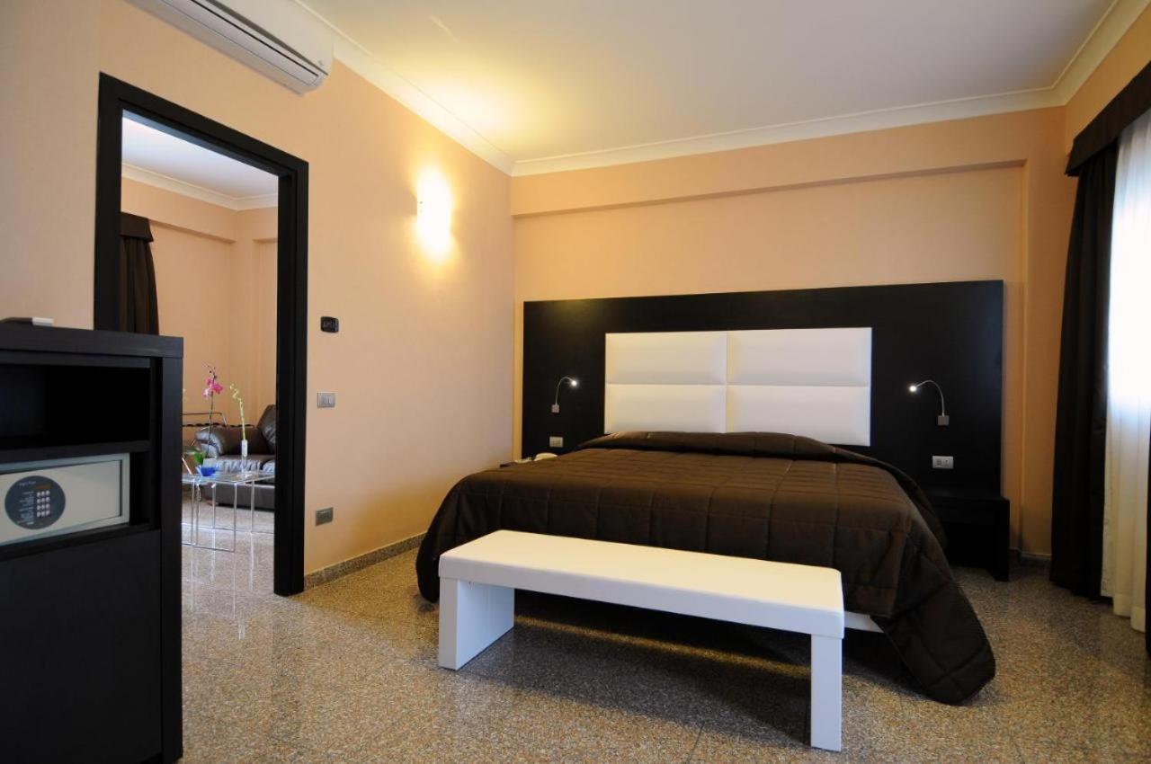Eh Suites Rome Airport Euro House Hotels Фьюмичино Экстерьер фото