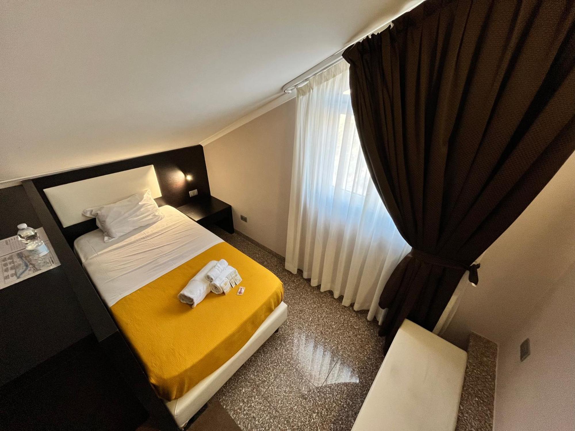 Eh Suites Rome Airport Euro House Hotels Фьюмичино Экстерьер фото
