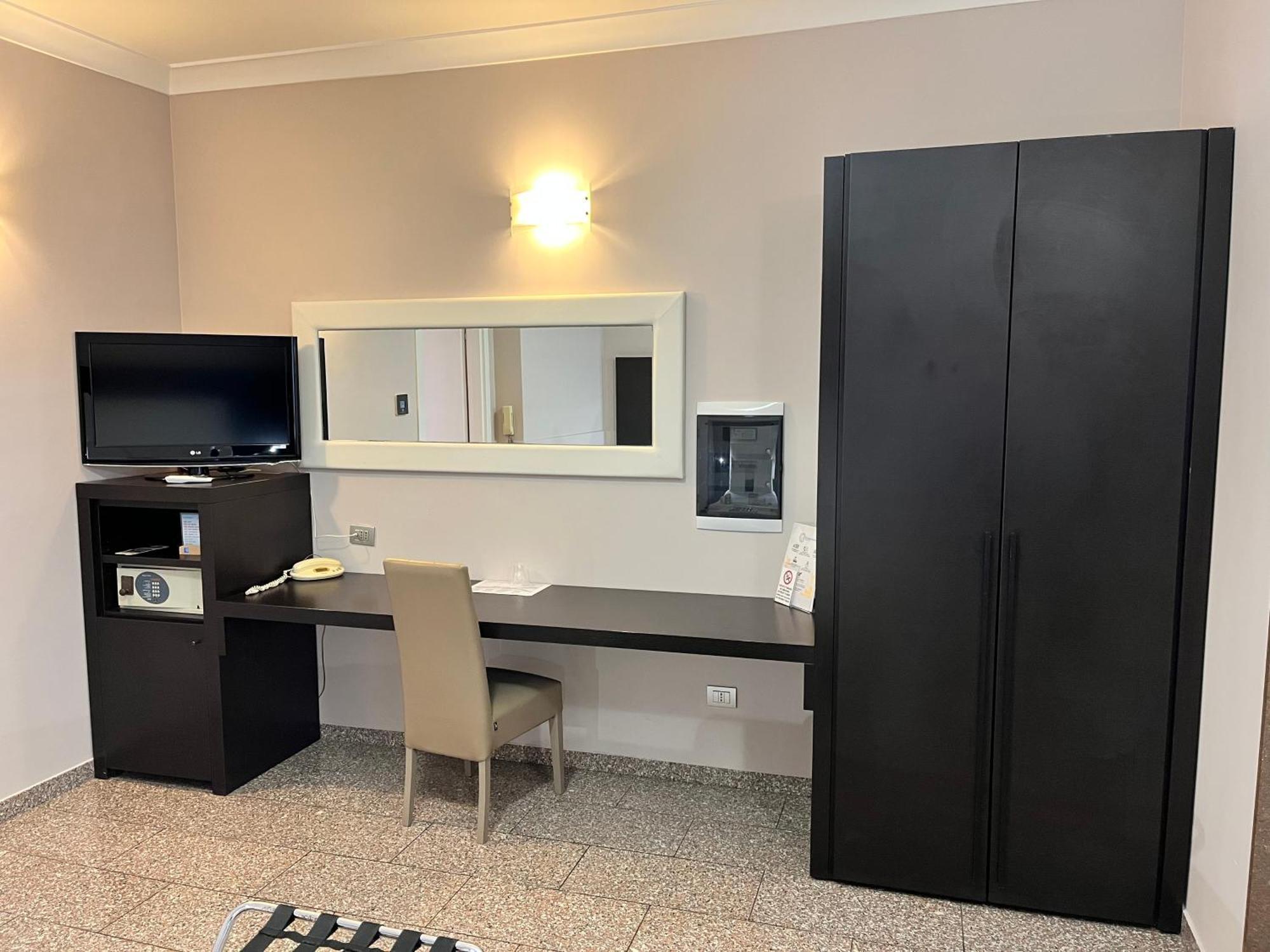 Eh Suites Rome Airport Euro House Hotels Фьюмичино Экстерьер фото