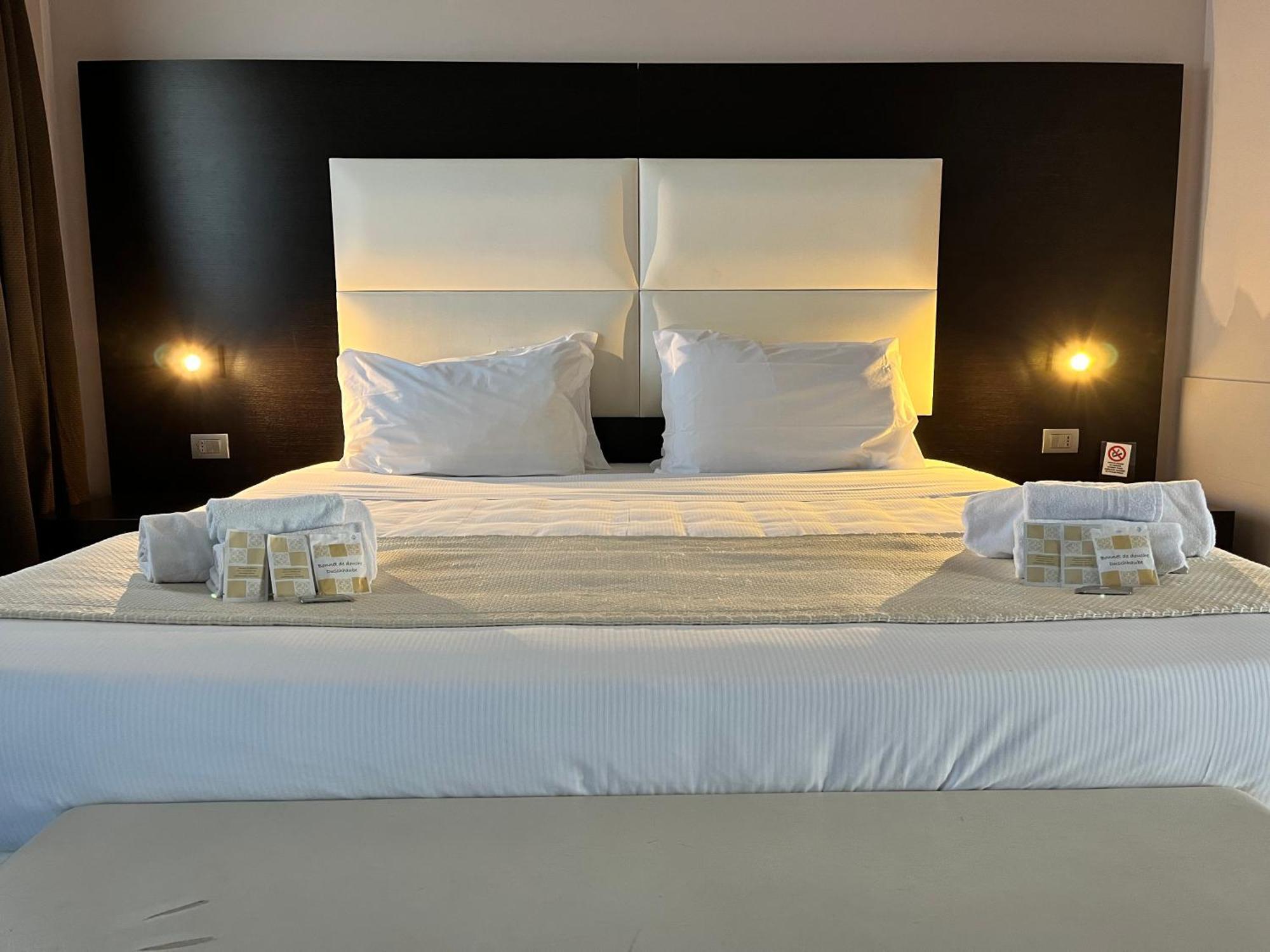 Eh Suites Rome Airport Euro House Hotels Фьюмичино Экстерьер фото