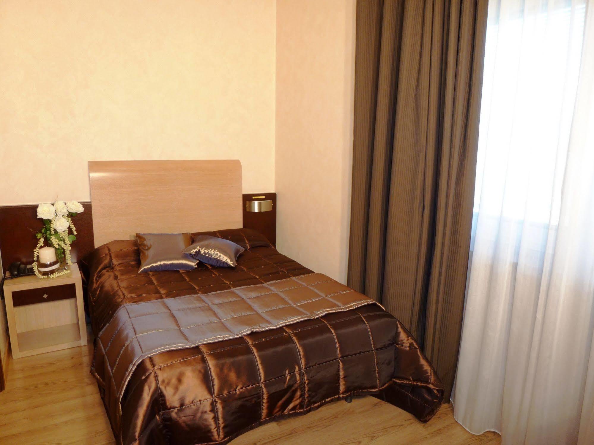 Eh Suites Rome Airport Euro House Hotels Фьюмичино Экстерьер фото
