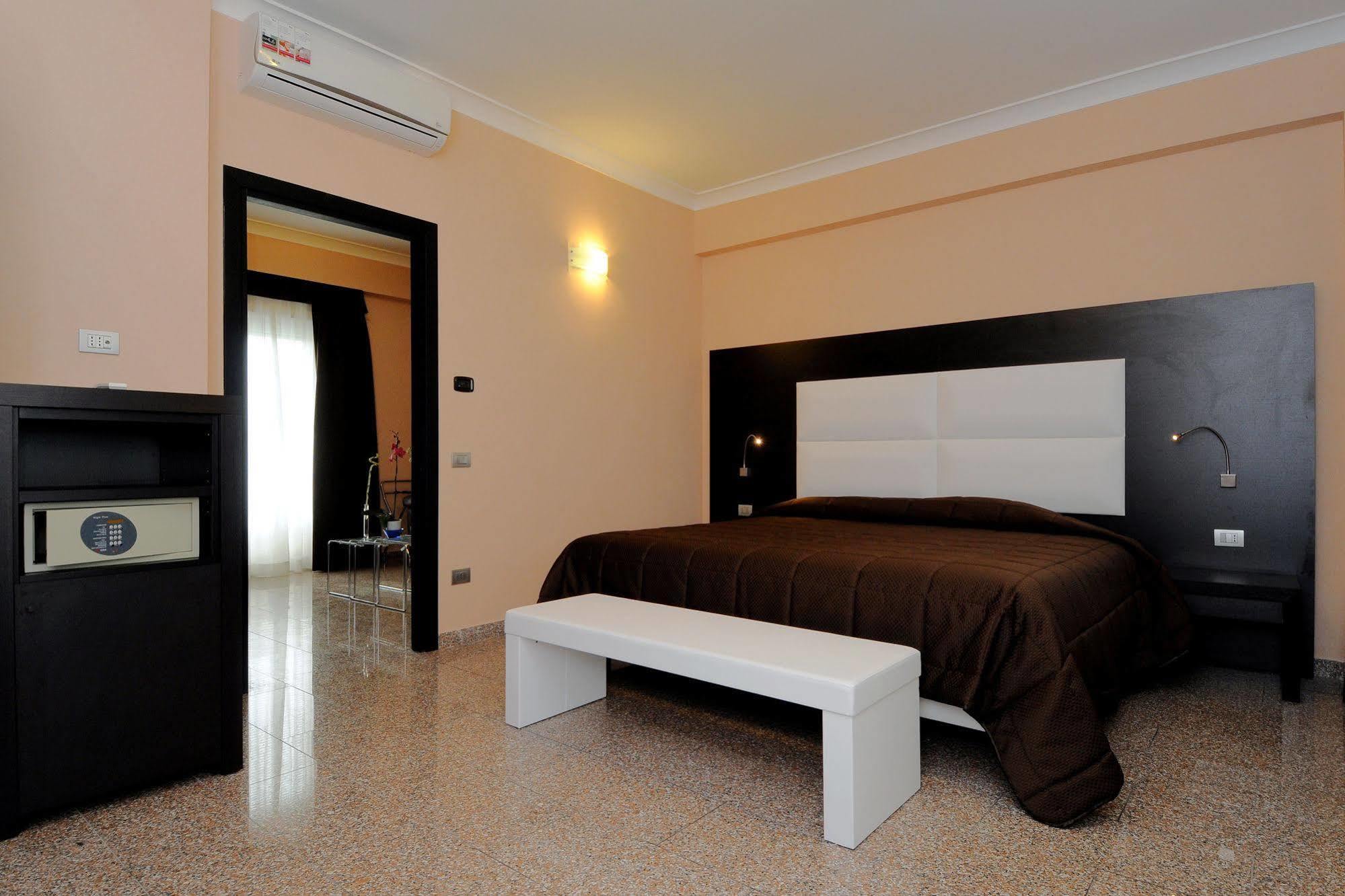 Eh Suites Rome Airport Euro House Hotels Фьюмичино Экстерьер фото