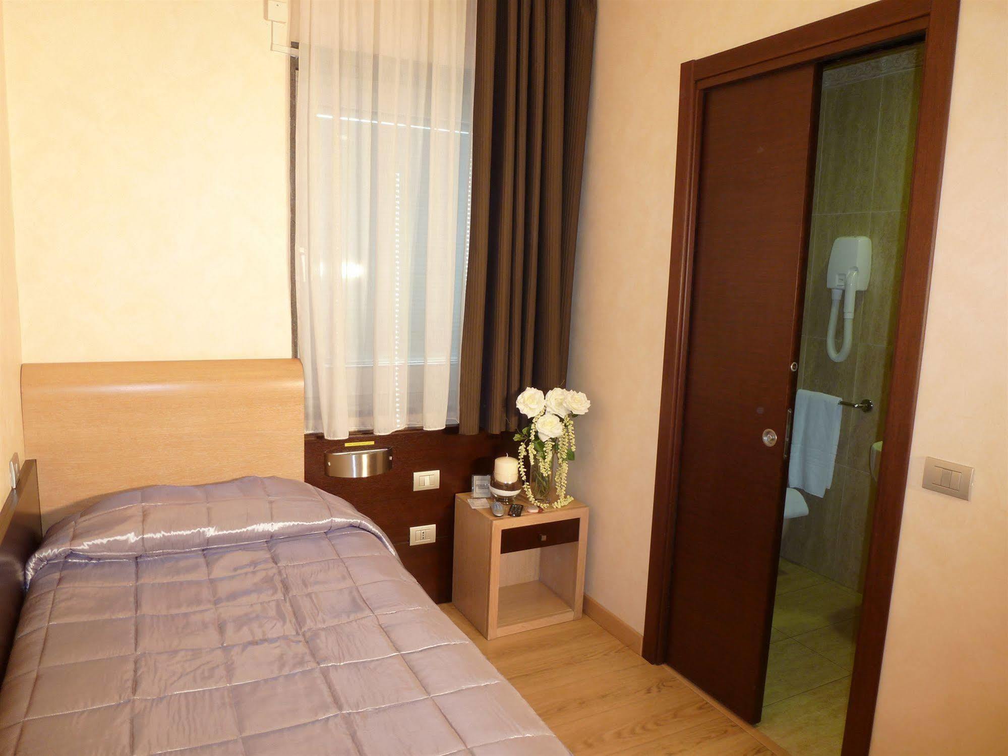 Eh Suites Rome Airport Euro House Hotels Фьюмичино Экстерьер фото