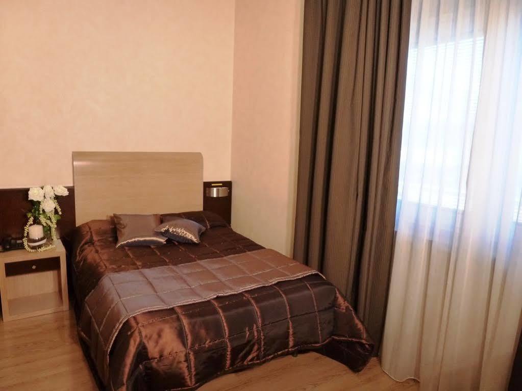 Eh Suites Rome Airport Euro House Hotels Фьюмичино Экстерьер фото