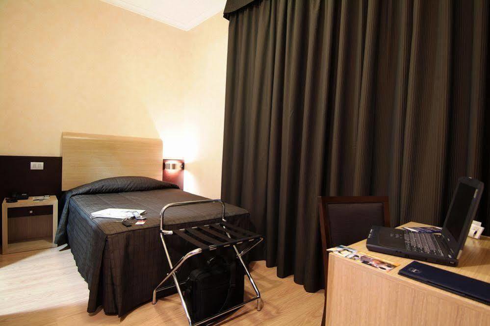 Eh Suites Rome Airport Euro House Hotels Фьюмичино Экстерьер фото